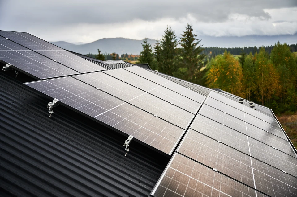 Scène extérieure résidentielle avec installation de panneaux solaires photovoltaïques sur toiture en bardeaux d'asphalte